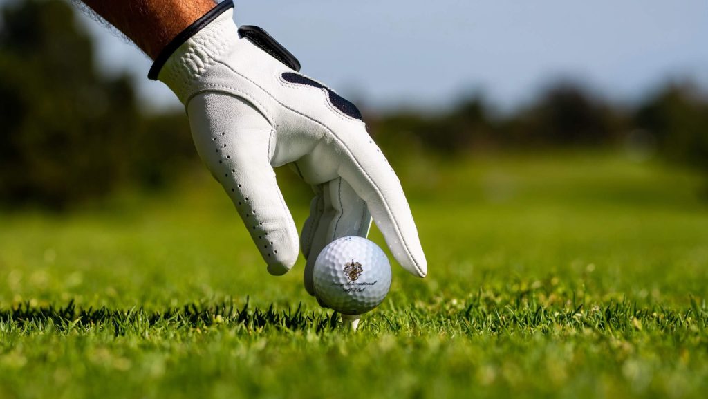 توپ گلف با آرم شرکت ترامپ - سازنده بهترین زمین های گلف در عمان - شهرک آیدا