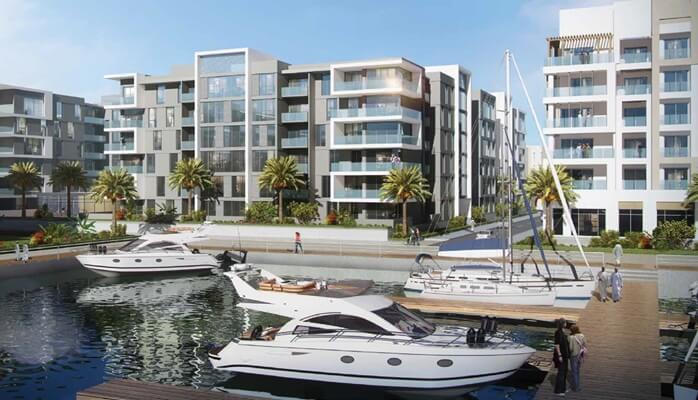 قایق های تفریحی کنار آپارتمان های مسکونی ساحلی شهرک الموج مسقط کشور عمان - خرید ملک در عمان - اخذ اقامت عمان